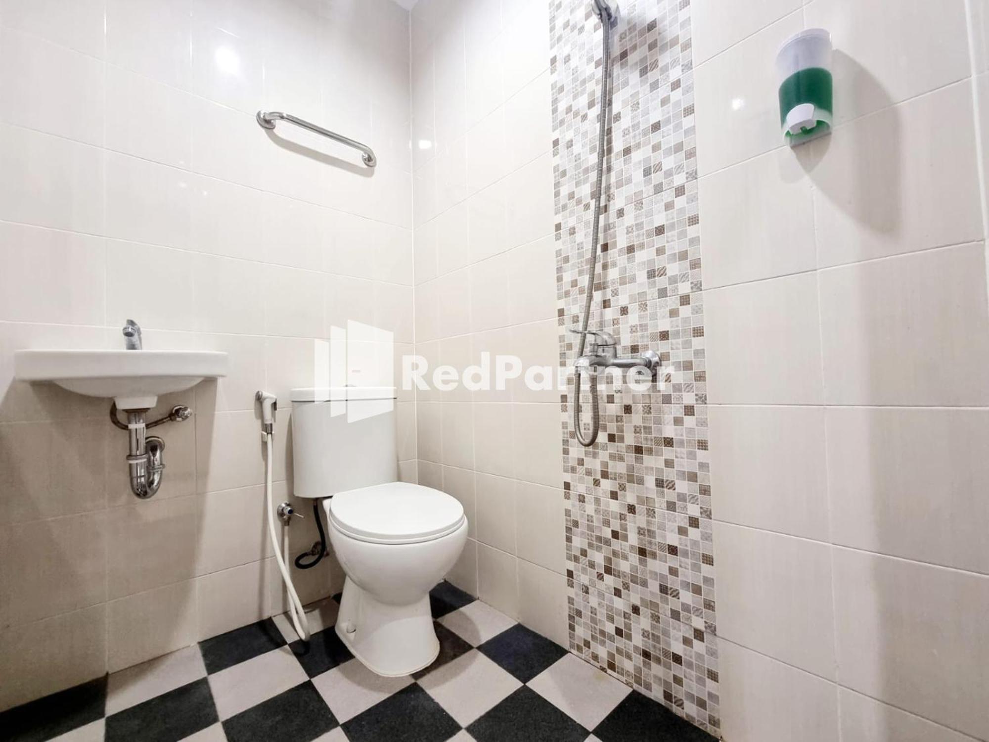 Pandawa Guest House At Ngaliyan Square Mitra Reddoorz Semarang Room photo